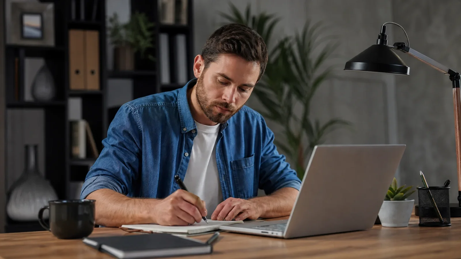 Emprendedora apasionada trabajando en su negocio online desde un portátil, rodeada de plantas y luz natural
