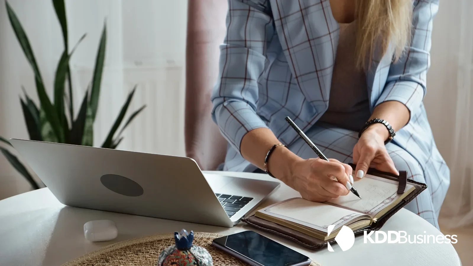 Emprendedora escribiendo su plan de acción en 30 días para reprogramar la mentalidad emprendedora